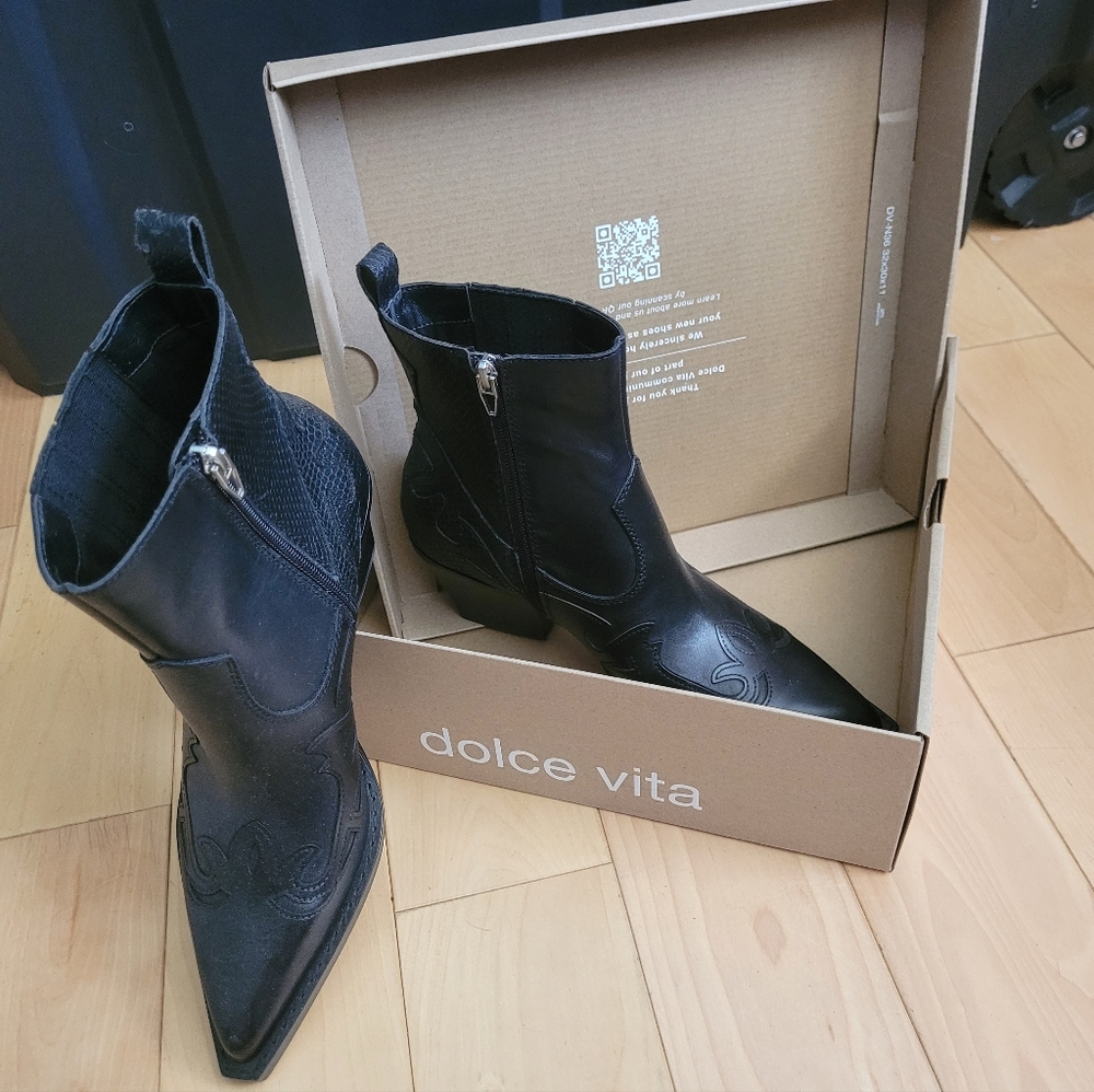 Dolce Vita Woman's ankle cowboy boots